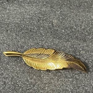 VINTAGE DUBARRY FIFTH AVENUE BROOCH PIN GOLD-TONED RIGID LEAF GREAT CONDITION!!